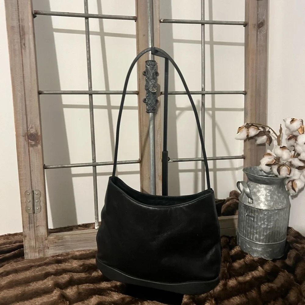 Bally Vintage Black Leather Shoulder Bag with Rubber Bottom - Picture 2 of 10